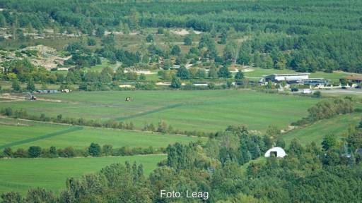 Grüne Wiese aus Vogelperspektive - hier soll Solarpark Boxberg entstehen.