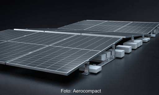 Gestellsystem auf ebener Fläche, um Solarmodule im Hochformat zu installieren.