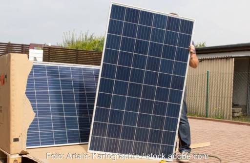 Im Bild ein Mensch der Solarmodule aus einem Karton auspackt, wie sie der neue Photovoltaik-Großhändler Quantumsolarpv liefern könnte.