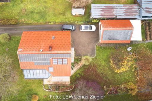 Luftaufnahme von zwei dörflichen Häusern mit PV-Dach