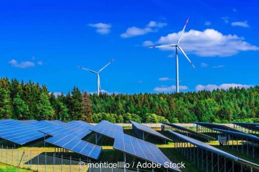 Solar-Freiflächen-Anlage und Windenergie-Anlagen vor blauem Himmel - Symbol für Zubau im Jahr 2023