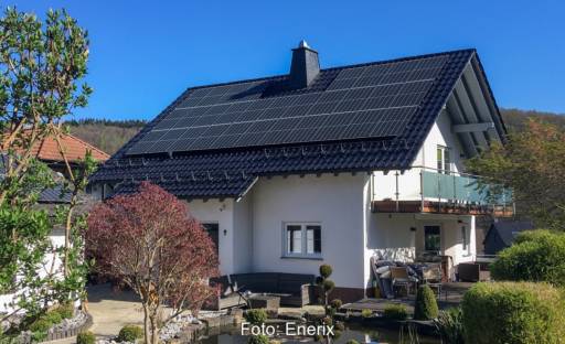 Im Bild ein Haus mit Photovoltaik-Anlage, dessen Bewohner:innen von der Enerix Direktvermarktung von Solarstrom profitieren können.