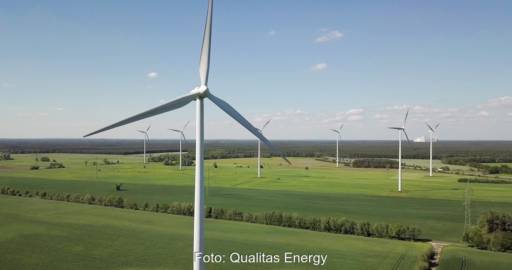 Windenergie-Anlagen auf flachem Land aus der Luft aufgenommen - Windpark von Qualitas vor dem Repowering