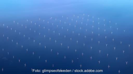 sehr viele Offshore-Windenergie-Anlagen aus großer Höhe fotografiert - Symbolbild für Windenergie Trendindex.