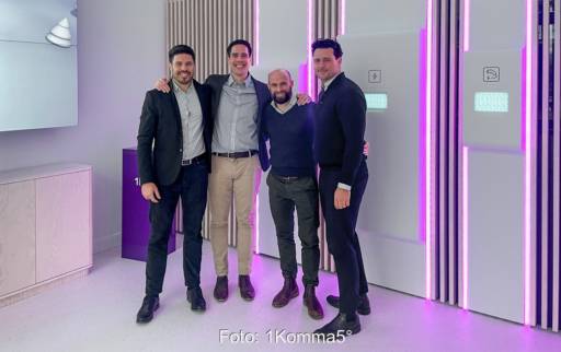 Im Bild Firmenvertreter von 1Komma5° und Experta Solar aus Spanien, die die Übernahme feiern.