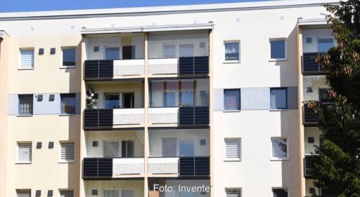 Im Bild der DDR-Plattenbau in Stadtroda, der mit Photovoltaik an den Balkonen ausgestattet ist.