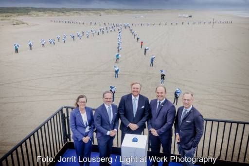 Im Bild der niederländische König Willem Alexander mit Firmenvertreter:innen bei der Einweihung von Hollandse Kust Zuid - weltweit größter Offshore-Windpark derzeit.