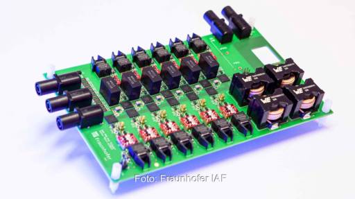 Im Bild die Platine mit der Leistungselektronik für die elektrokalorische Wärmepumpe.