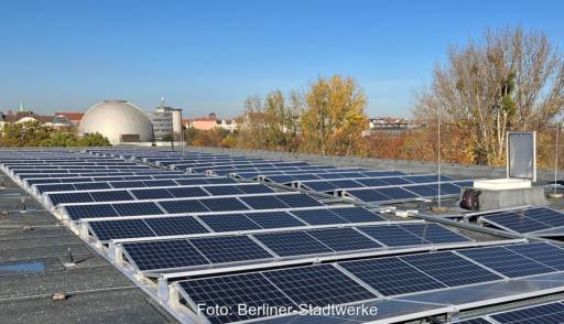 Im Bild Photovoltaik auf einer Schule in Berlin.