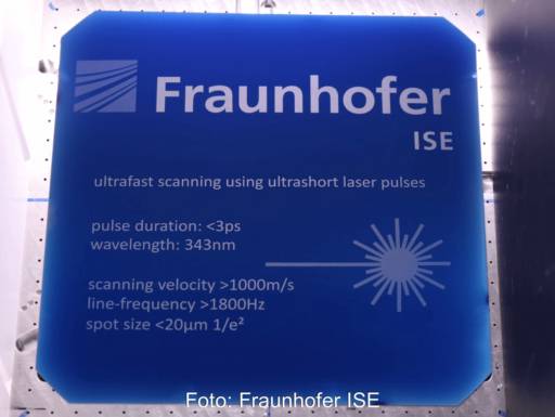 Schild in Form einer Solarzelle zeigt Eckdaten von Laser für Wafer-Fertigung