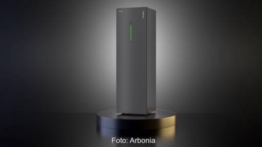 Ein schwarzer, hochkanter Kasten auf einem Podest vor schwarzem Hintergrund - der Redox-Flow-Stromspeicher Storac