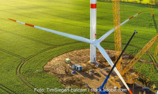 Im Bild die Montage einer Windenergieanlage als Symbol für den Windenergieausbau in NRW.