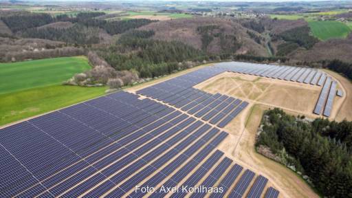 Luftbild von Freiflächen-Solarpark.