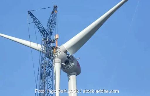 Im Bild eine Windenergieanlagen-Montage, die EU-Notfallverordnung bietet Chancen für den Ausbau der Windenergie in Baden-Württemberg.