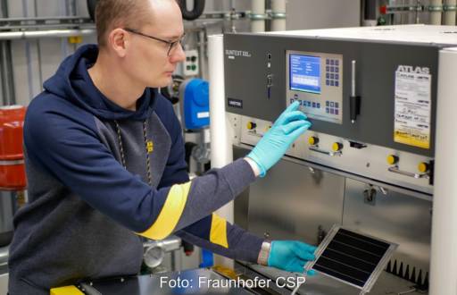 Im Bild ein Forscher, der einen Bewitterungstest an Rückseitenfolien für Photovoltaik-Module durchführt.