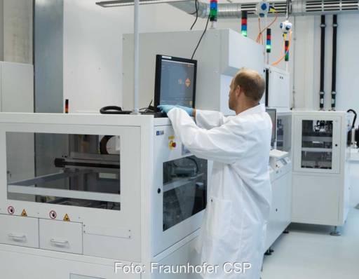 Person im weißen Kittel im Laborumfeld.