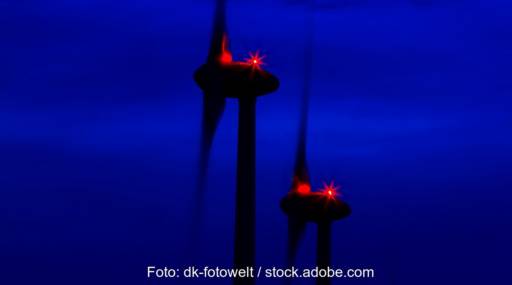 Windenergie-Anlagen mit roten Lichtern - für die Bedarfsgerechte Nachtkennzeichnung für Windenergie ist nun mehr Zeit dank des Solarpaket I.