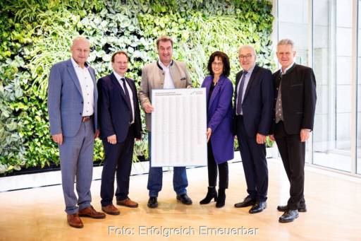 Fünf Männer und eine Frau mit einer langen Liste von Namen - Übergabe des Bürgermeister-Appells