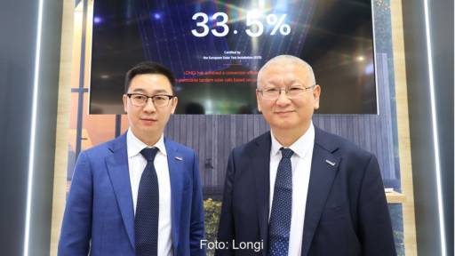 Im Bild Longi-Präsident Li Zhenguo und Vizepräsident Dennis She, die die neuen Silizium-Perowskit Tandemsolarzellen präsentieren.