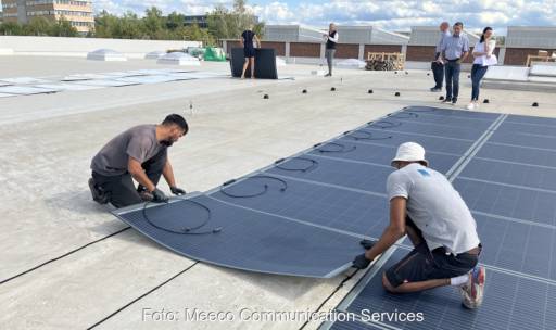 Im Bild Mohammed Noori und Qadere Mohammed Monsoor, die die Photovoltaik-Ultraleichtmodule verlegen.
