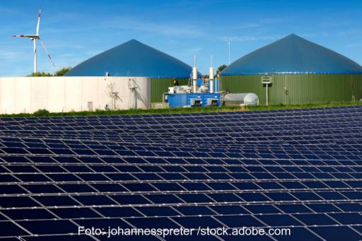 Biogas-Anlagen, PV-Anlage und im Hintergrund ein Windrad.