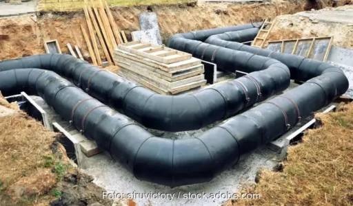 Zu sehen ist das Verlegen eines Fernwärmenetzes, klimaneutrale Fernwärme hängt von den örtlichen Gegebenheiten ab.