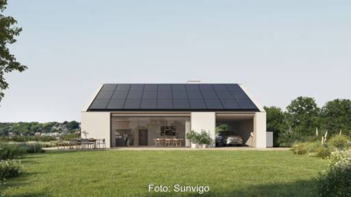 Alleinstehendes Haus mit Garten, Solaranlage und Carport mit Auto.