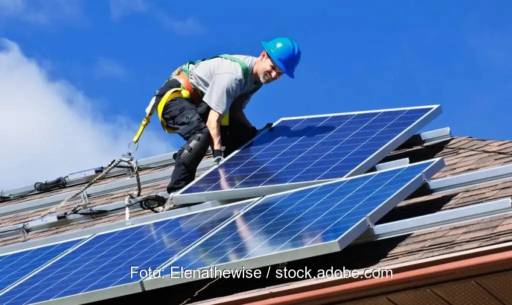 https://www.solarwirtschaft.de/ Im Bild ein PV-Installateur auf dem Dach. Mit dem Solarausbau-Gesetz will der Bund die Installation von Photovoltaik erleichtern.