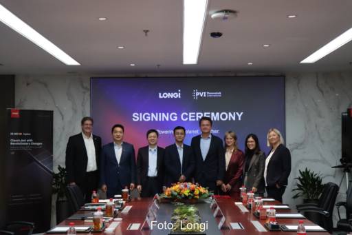 Gruppe von Menschen in dunklen Anzügen, die um einen Tisch stehen: Vertragsunterzeichnung von Longi und PVI