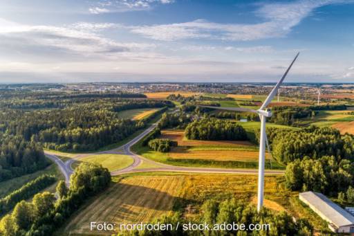 Windenergie-Anlage in flachem Land