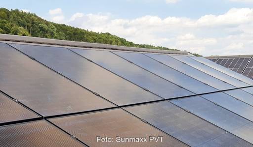 Im Bild ein Dach, das PVT-Module von Sunmaxx trägt.