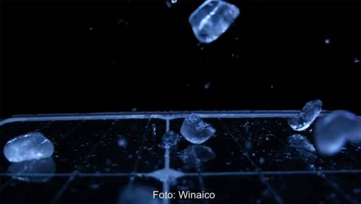 Im Bild ein Photovoltaik-Modul mit Hagelkörnern, das die Hagelschlagresistenz von Photovoltaik-Modulen symbolisieren soll.