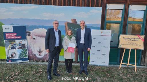 Im Bild Klimaschutzministerin Katrin Eder und der Landrat Volker Boch, der Rhein-Hunsrück-Kreis investiert in Photovoltaik.
