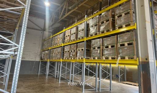 Im Bild die Regale im Photovoltaik-Lager des Anbieters Wirsol Roof Solutions.