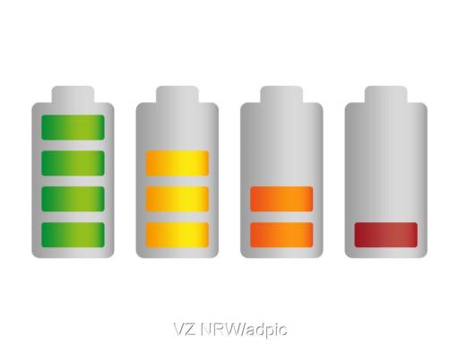 Grafik zeigt symbolische Batteriespeicher-Darstellung mit verschiedenen Füllständen - Irrtümer über Batteriespeicher