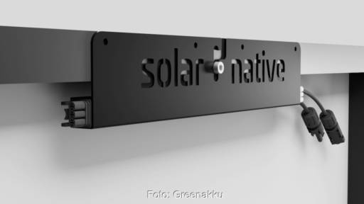 langliches schwarzes Blechobjekt, angschraubt an einen metallträger - der neue Mikro-Wechselrichter von Solarnative