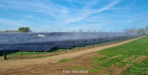Im Bild ist die Freiflächen-Photovoltaik-Anlage vom Hybridprojekt in Lahr zu sehen.