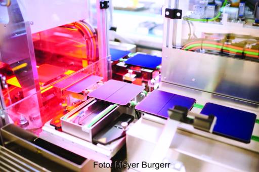 Solarzellen in der Produktion - in diesem Fall in einem Gerät zum Testen der Zellen