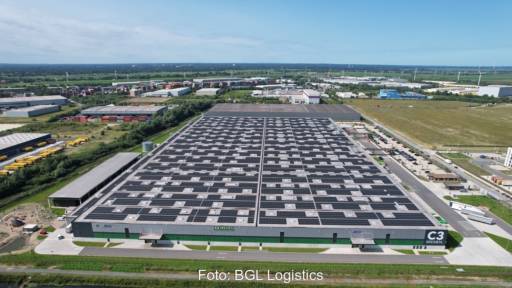 Im Bild die Photovoltaik-Dachanlage auf dem Dach des Logistikcenters C3 Bremen.