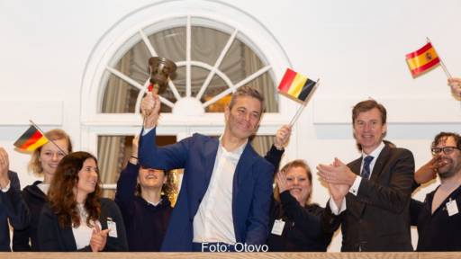 Otovo-CEO Andreas Thorsheim ist mit Mitarbeiter:innen zu sehen, die die Notierung an der Osloer Börse OSE feiern.