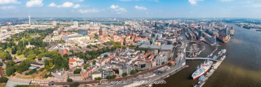 Ein Luftbild von Hamburg mit vielen Dächern ohne Photovoltaik